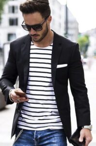 outfit Blazer negro con camiseta a rayas hombre